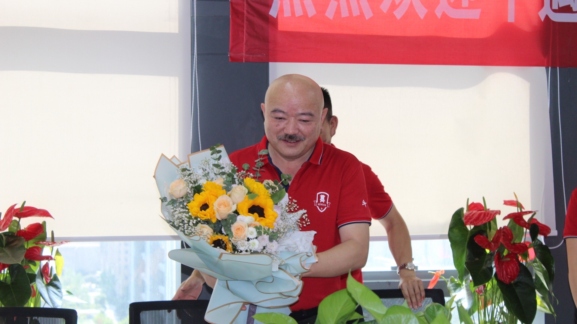 中國(guó)文案第一人”牛遇草蒞臨陜西秦西盟實(shí)業(yè)有限公司扒皮！